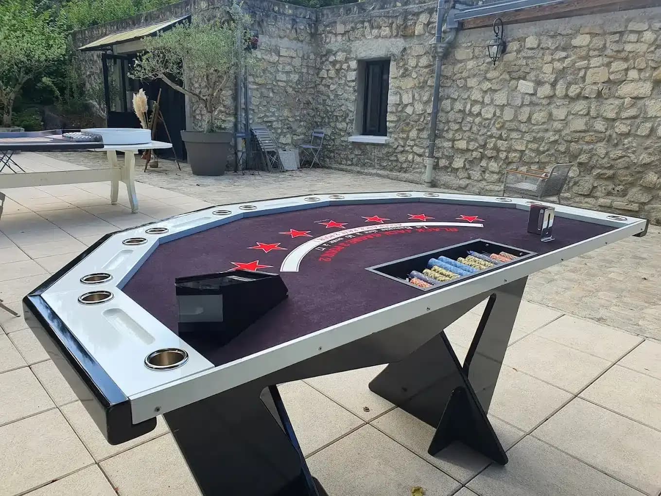 Table de blackjack installée dans une cour pavée