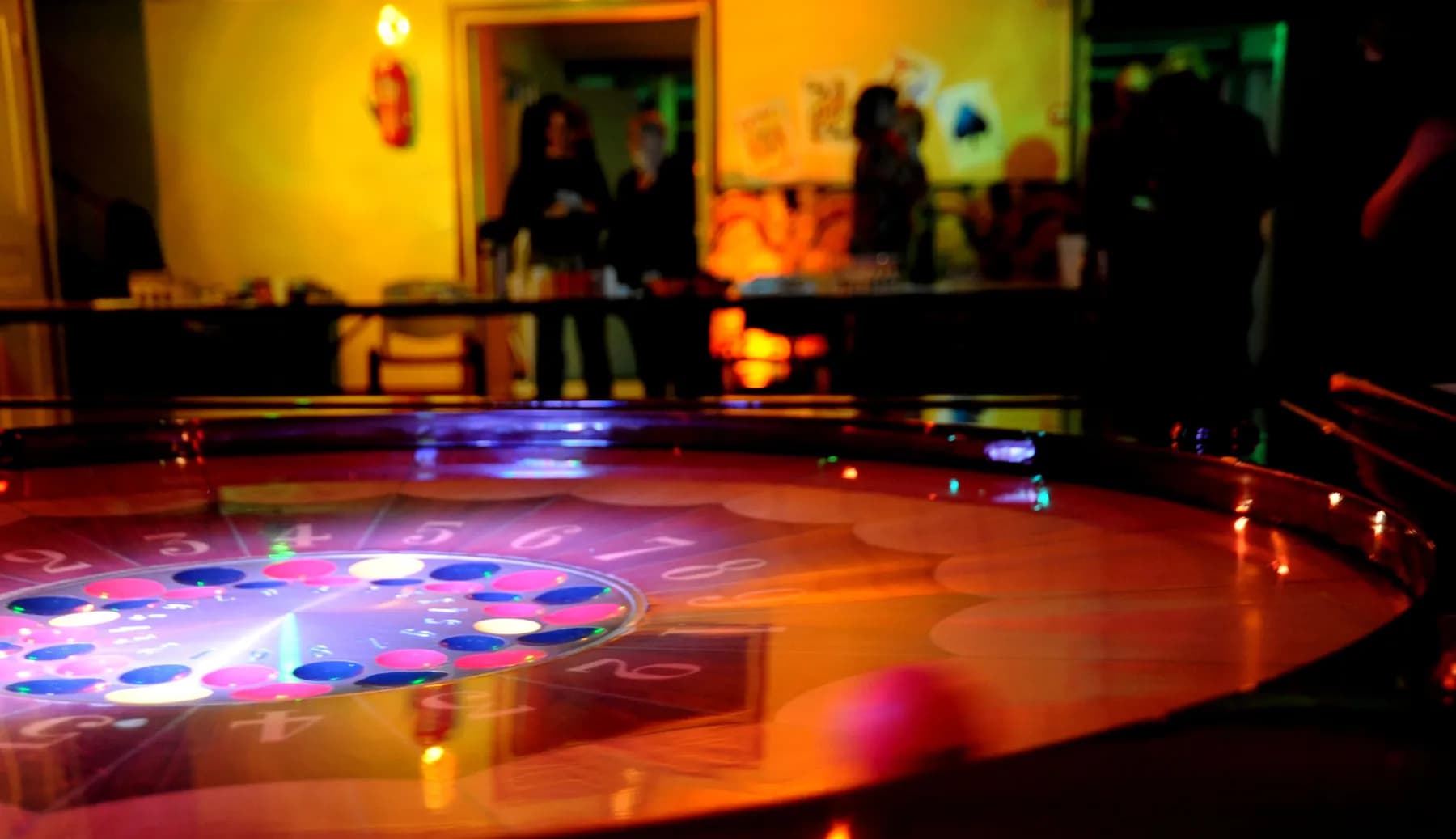 Plateau du jeu de la boule sous un éclairage néon orange