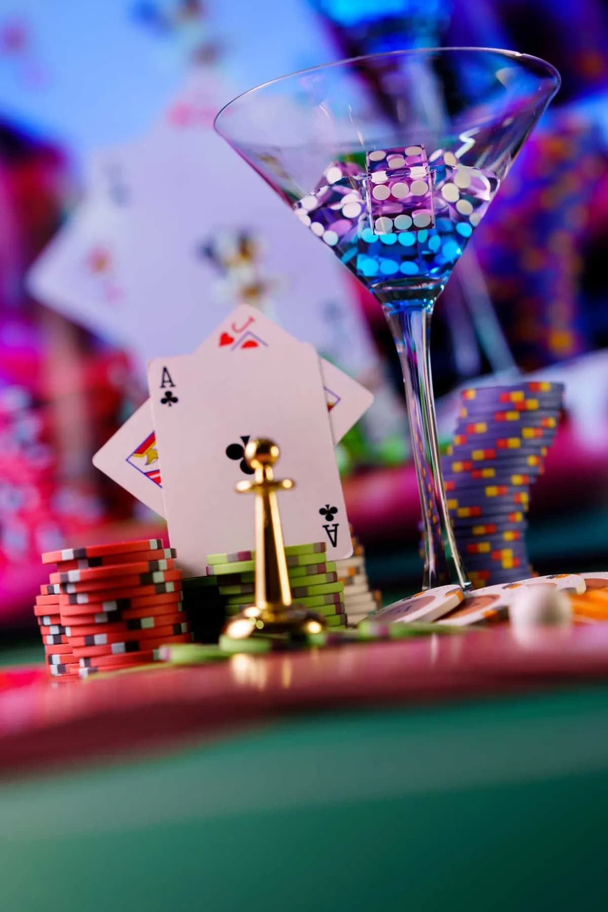 Cocktail, cartes et jetons sur une table de jeu