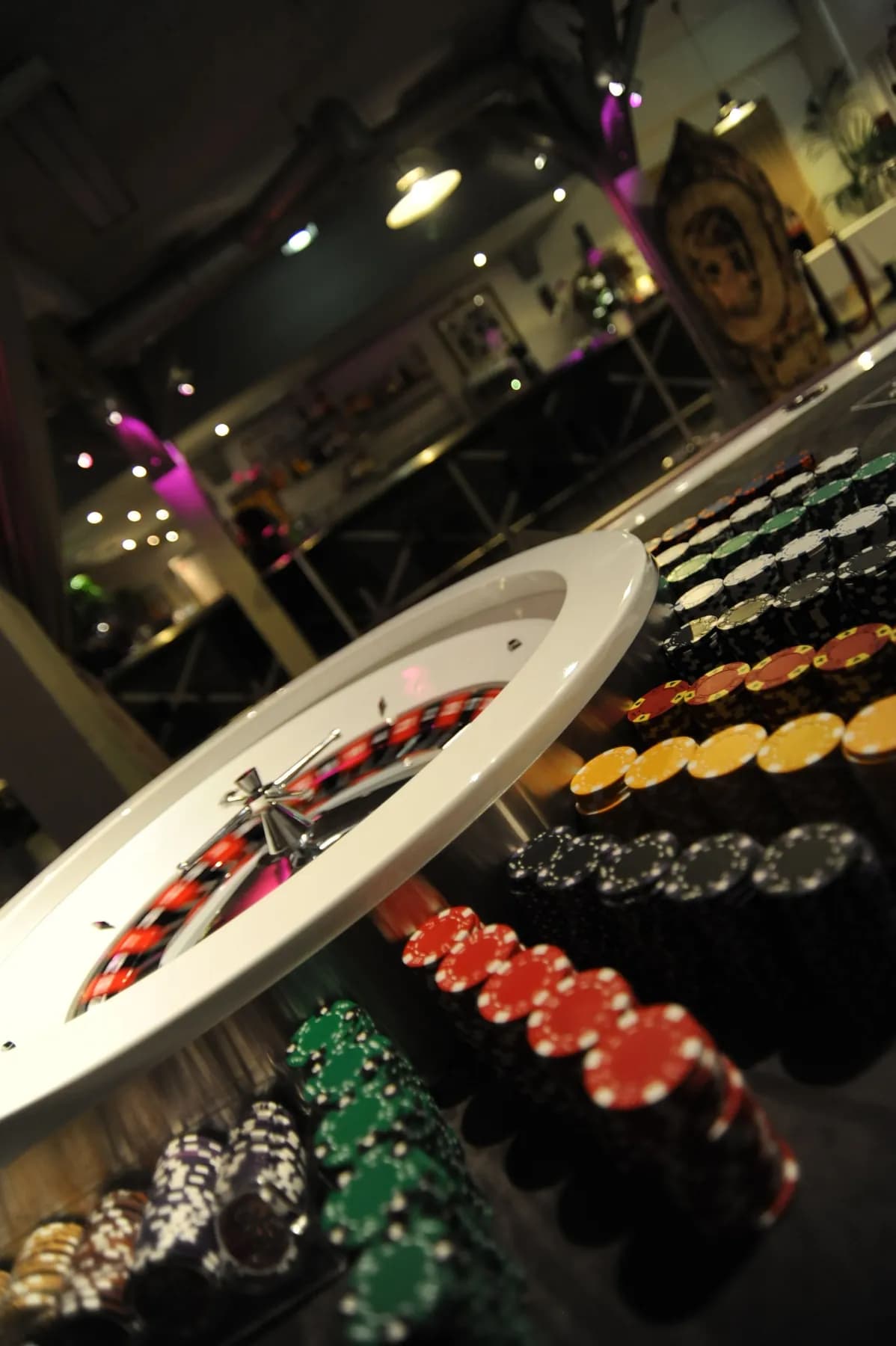 Cuvette blanche de roulette et jetons, dans un loft sombre
