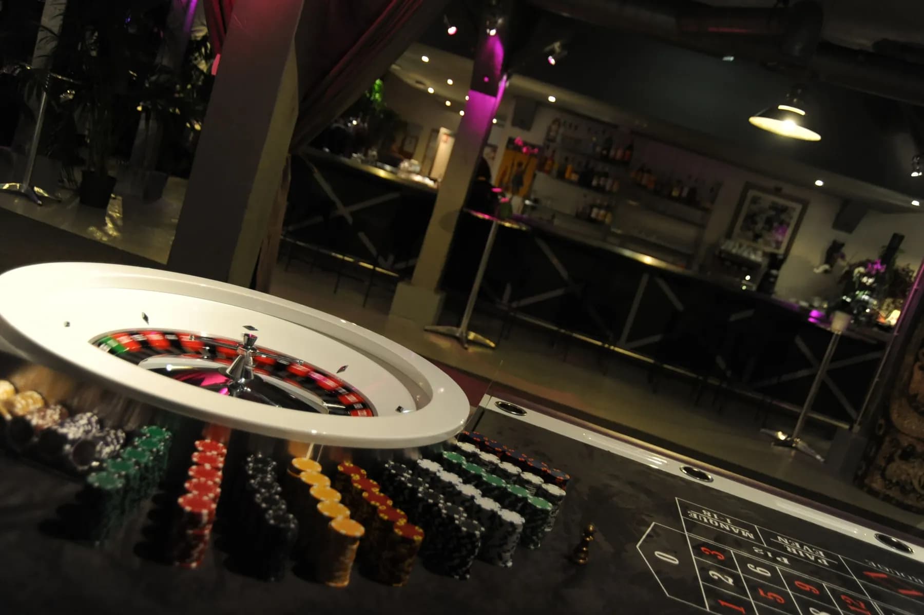 Cylindre de roulette blanc et jetons dans la pénombre
