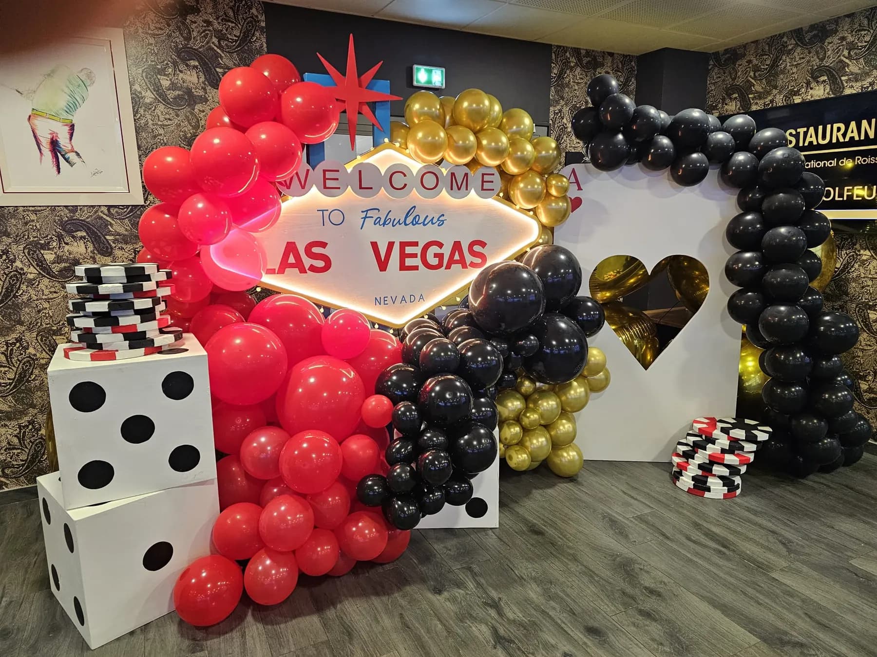 Décor Welcome to Las Vegas en ballons rouges, noirs et dorés