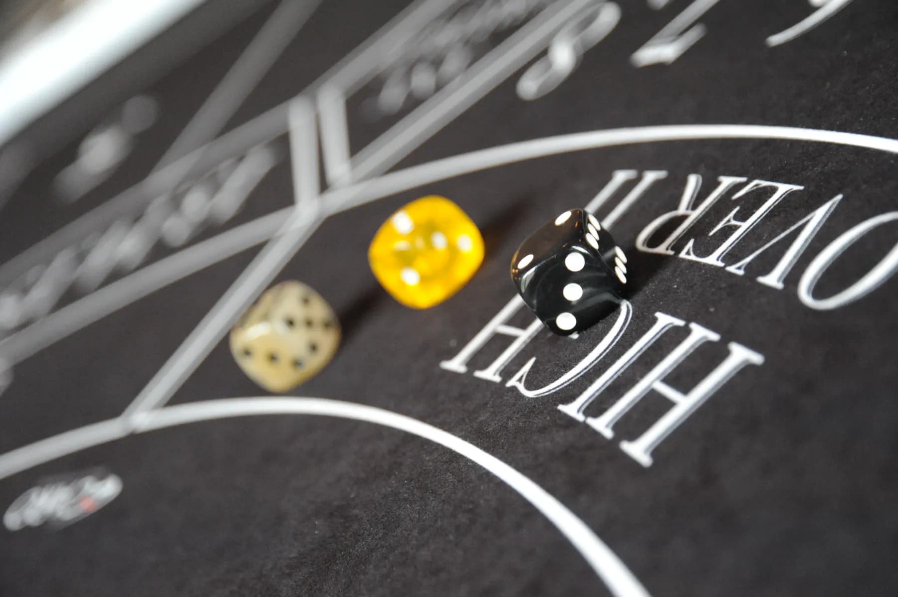 Dés lancés sur un tapis de jeu