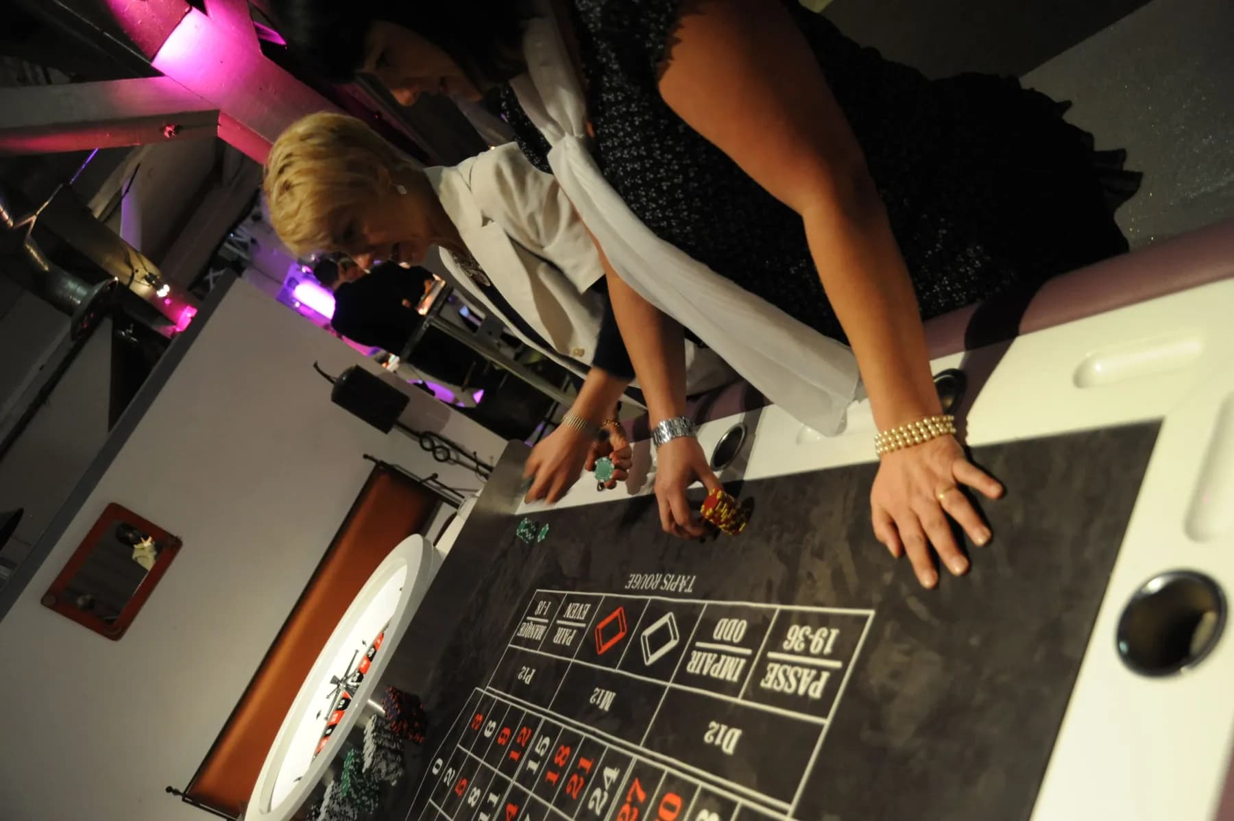 Invités penchés qui posent leurs mises sur le tapis