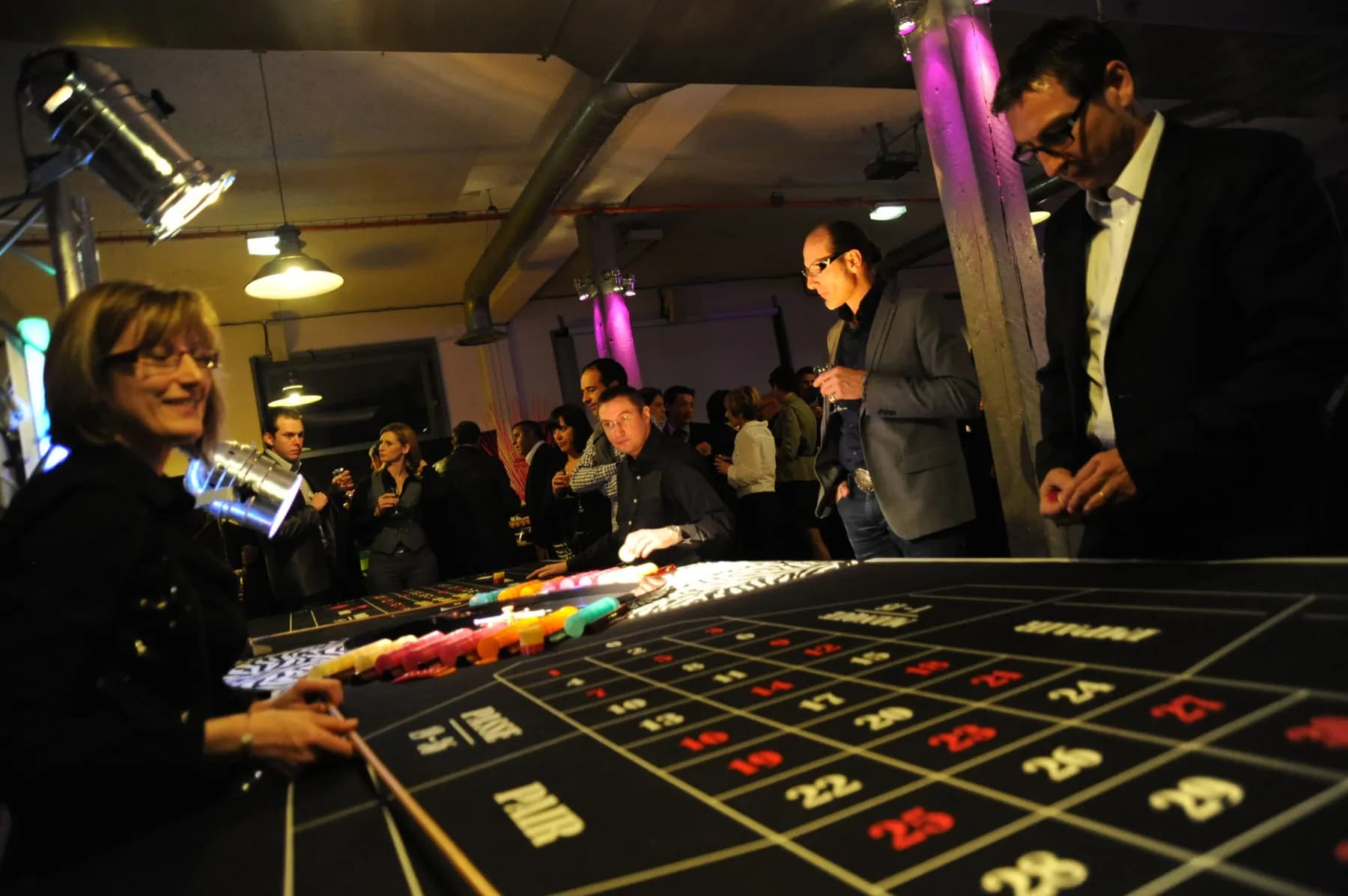 Invités autour de la roulette