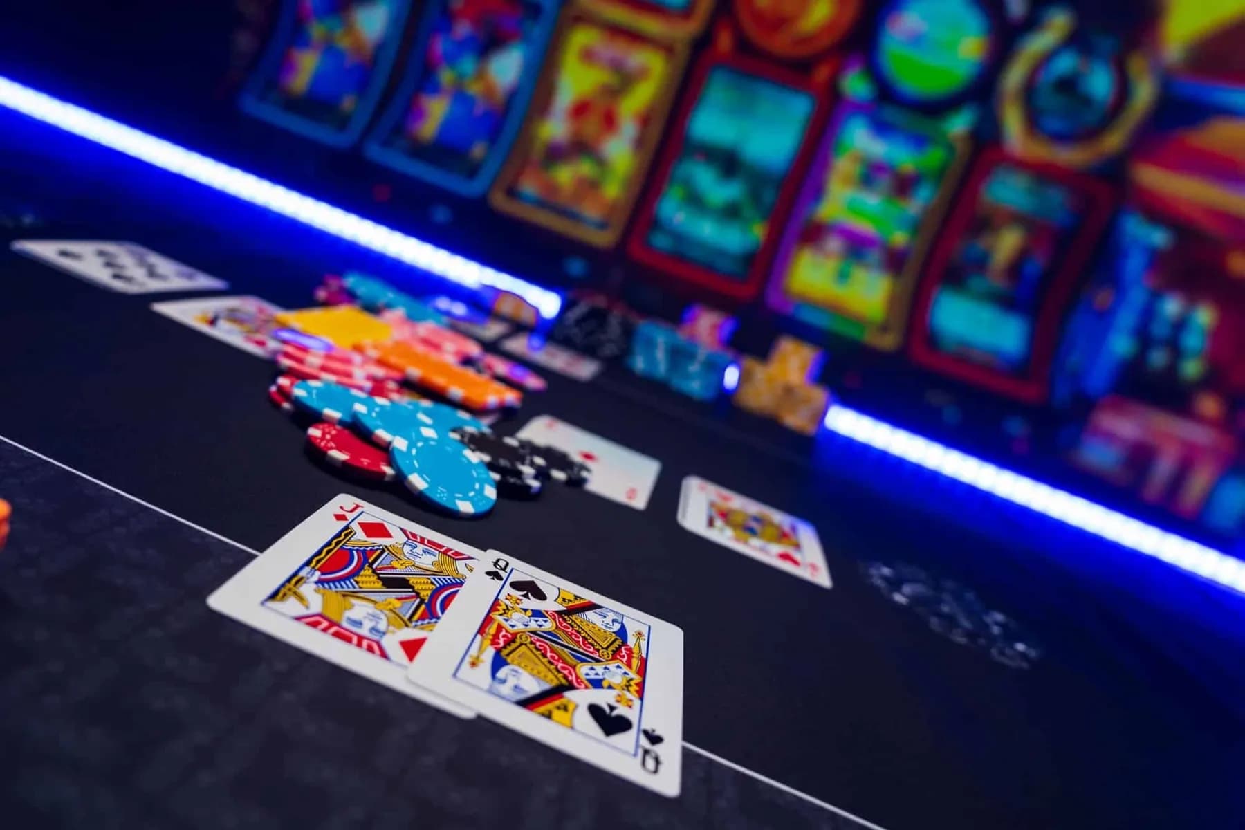 Cartes et jetons de poker sur un tapis
