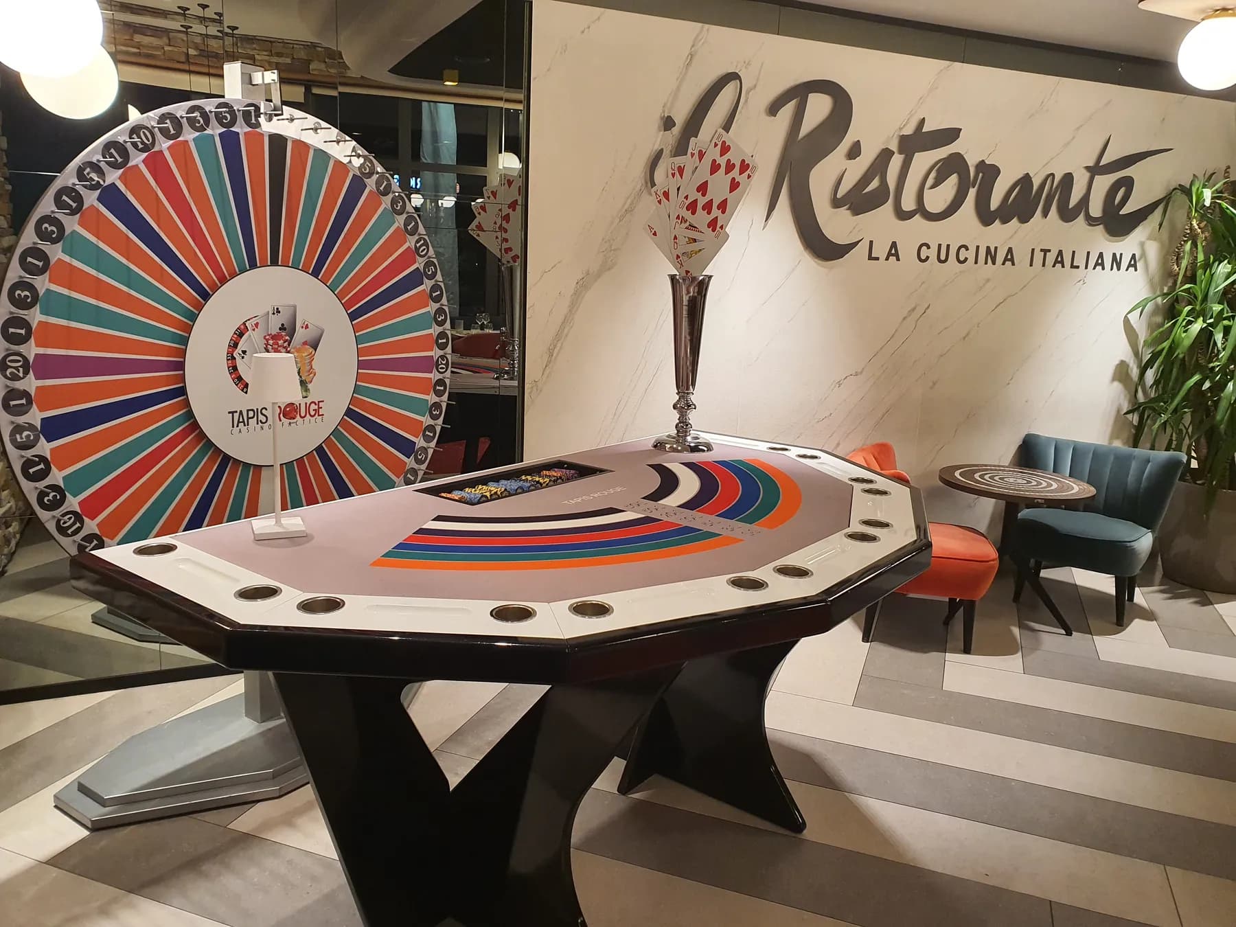 Roue de la chance devant l’enseigne d’un restaurant italien