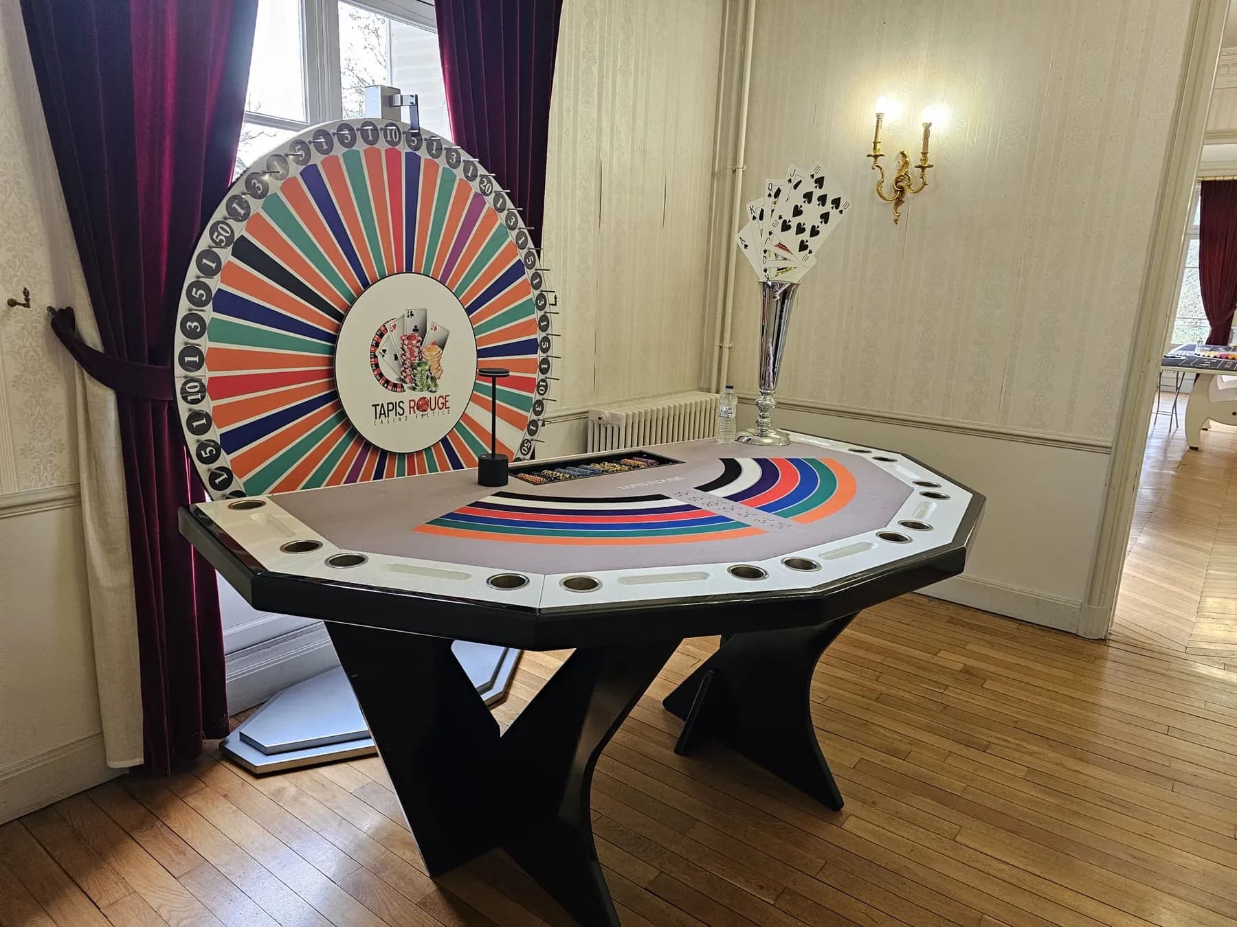 Roue de la chance dans un salon à parquet