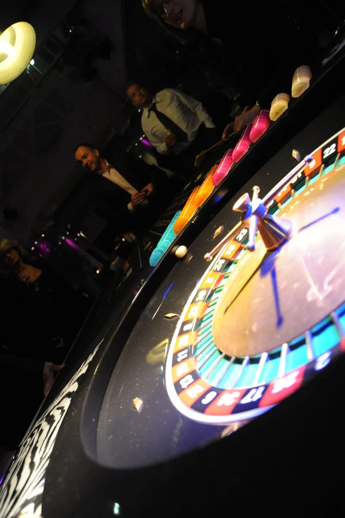 Roulette en gros plan sous un éclairage néon
