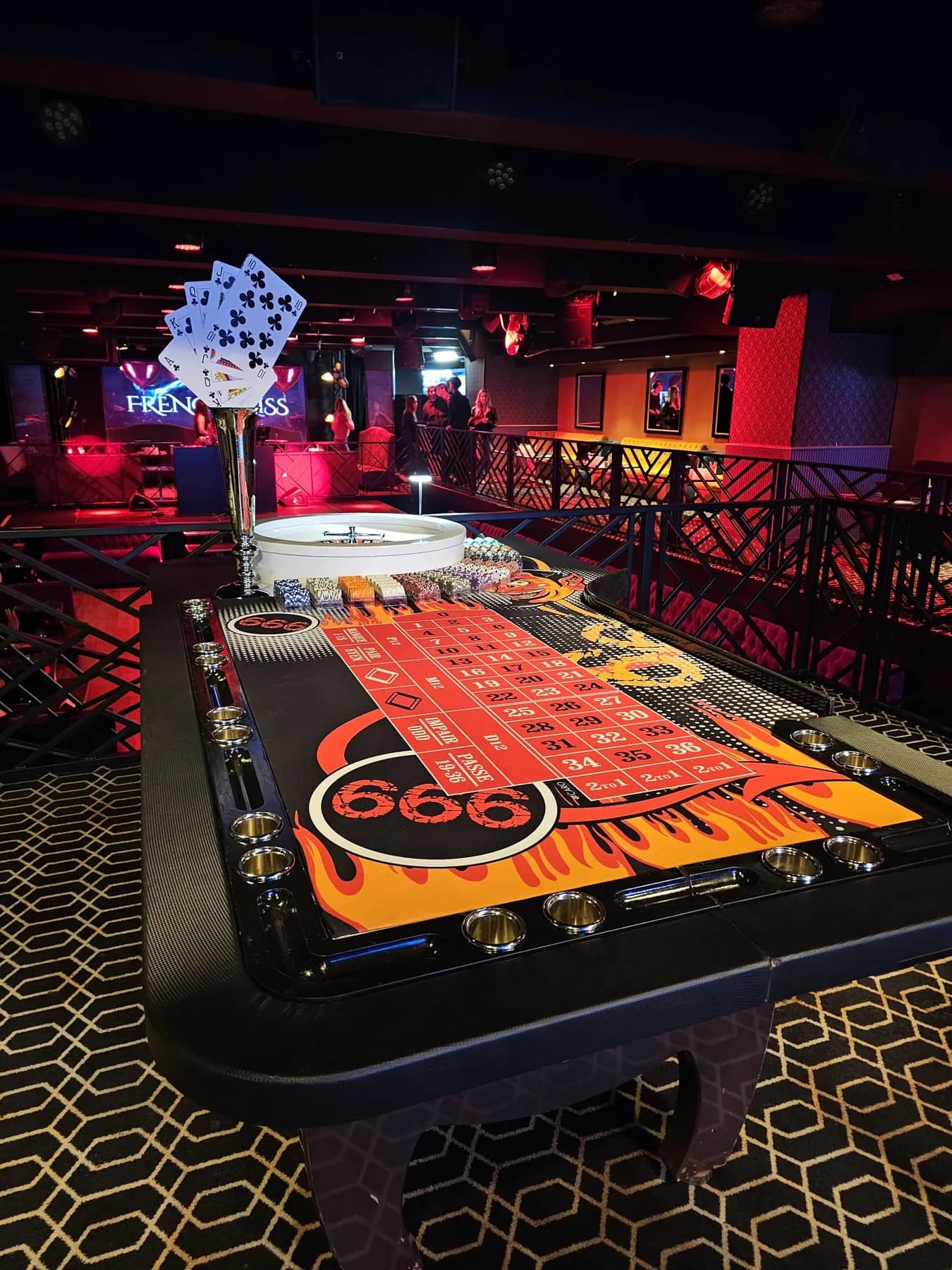 Table de roulette rouge dans un club à l’ambiance feutrée