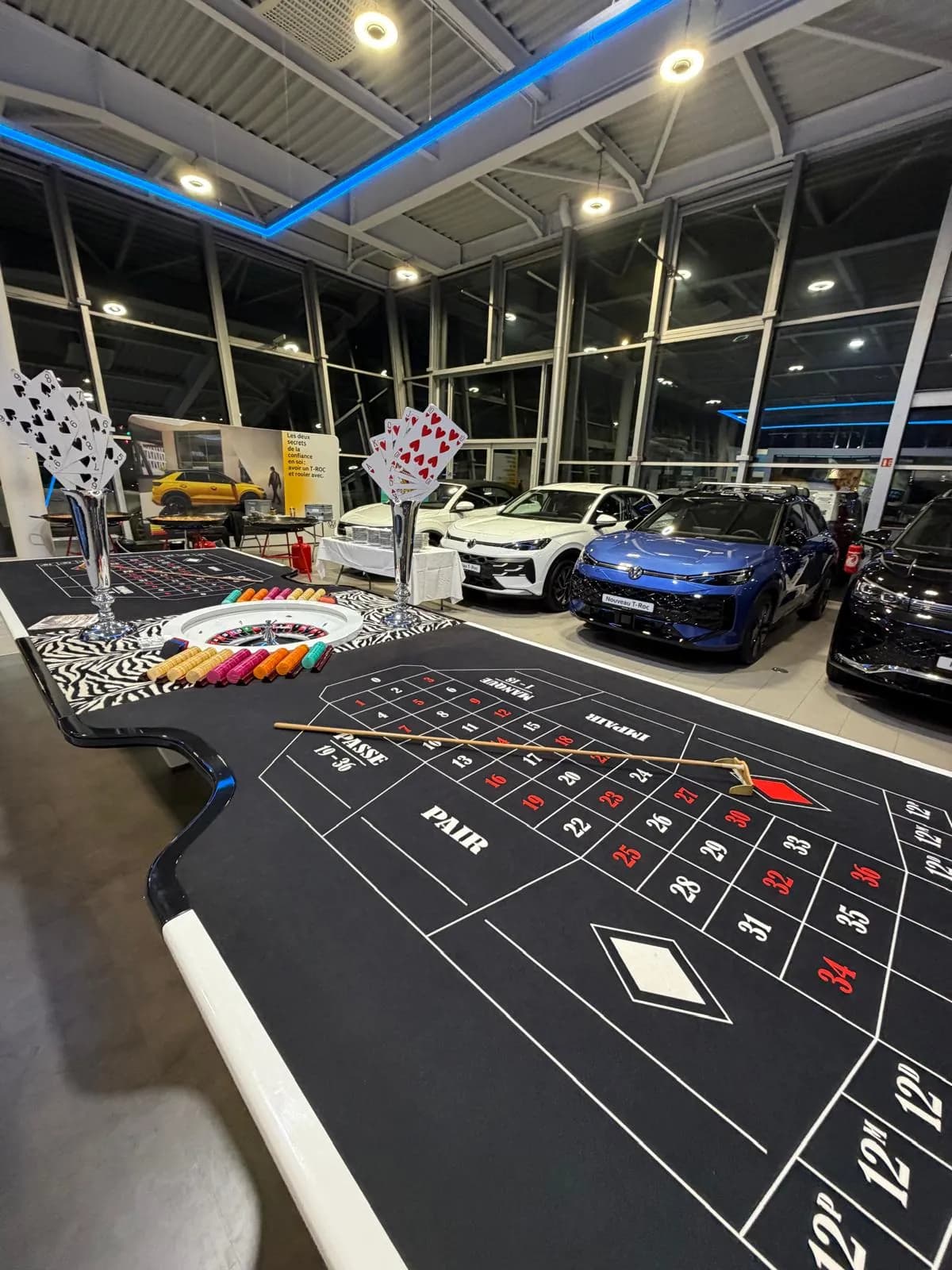Table de roulette installée dans une concession automobile
