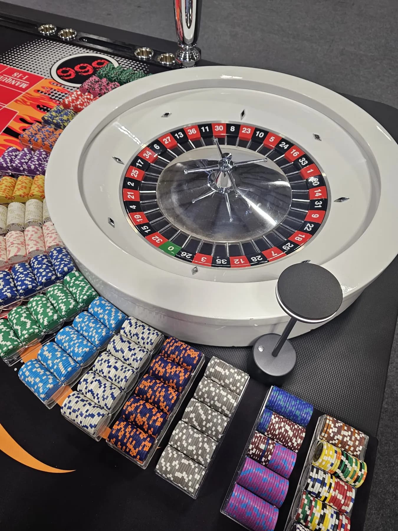 Cuvette blanche de roulette et jetons en rangée