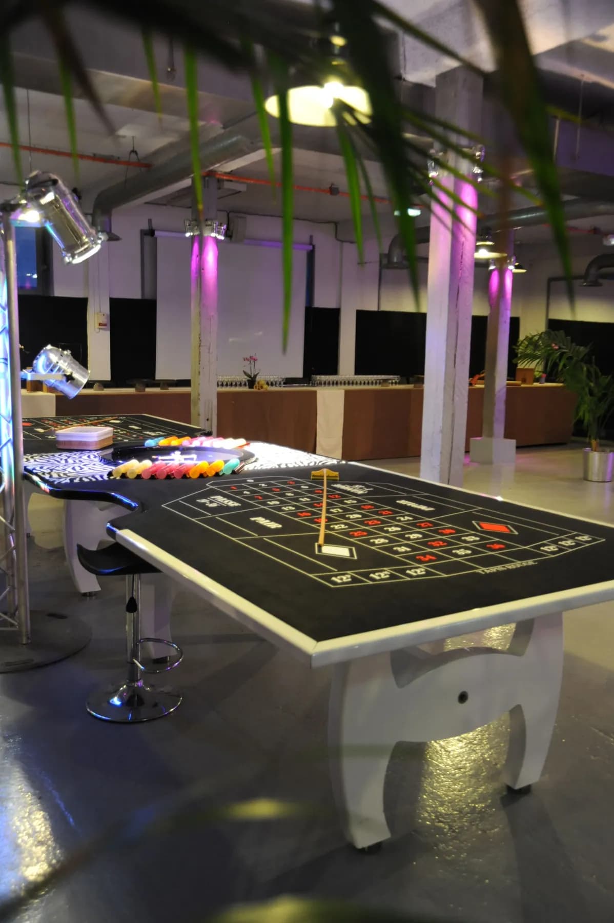 Table blanche de roulette dans un loft, éclairage bleuté